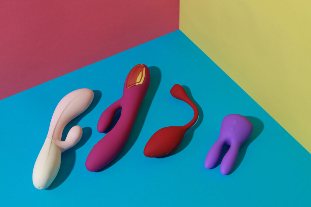 Juguetes eróticos como dildo, vibrador, conejito y plug anal en fondo colorido, Top 10 más vendidos en SpainAdults
