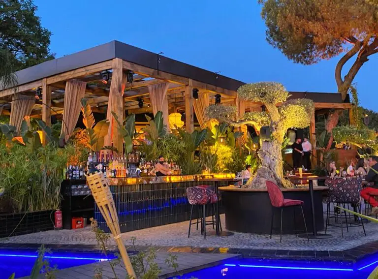 Maquiavelo Sevilla | Terraza con Reservados al Río