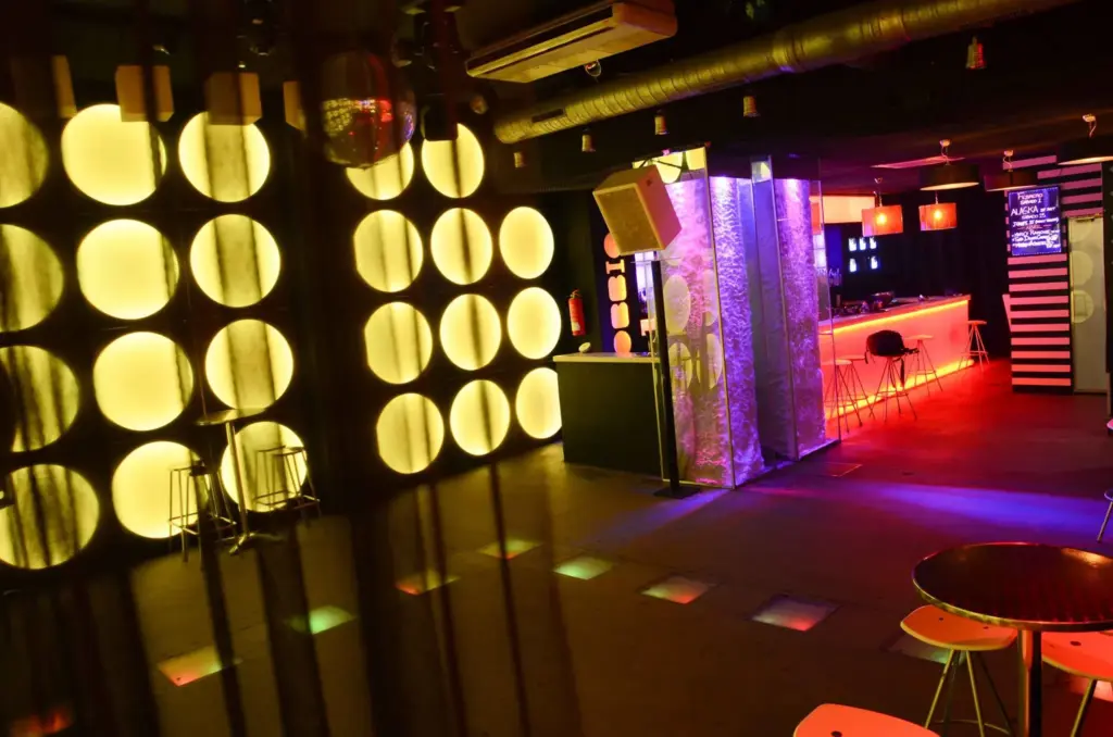 Obbio Club Sevilla | Noches Retro y Shows LGTBI
